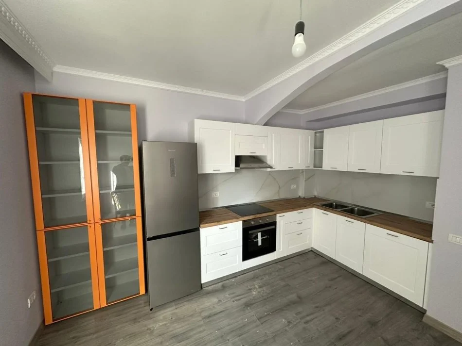 Tirane, jepet me qera apartament 2+1 Kati 1, 102 m² 700 € (Rruga e Kosovareve)