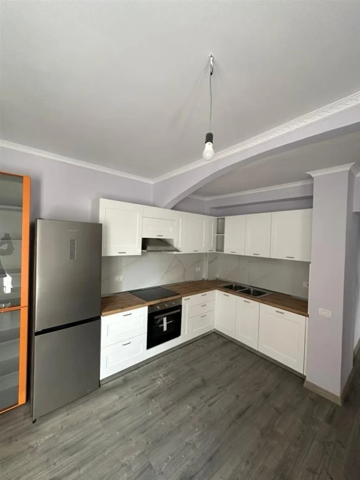 Tirane, jepet me qera apartament 2+1 Kati 1, 102 m² 700 € (Rruga e Kosovareve)