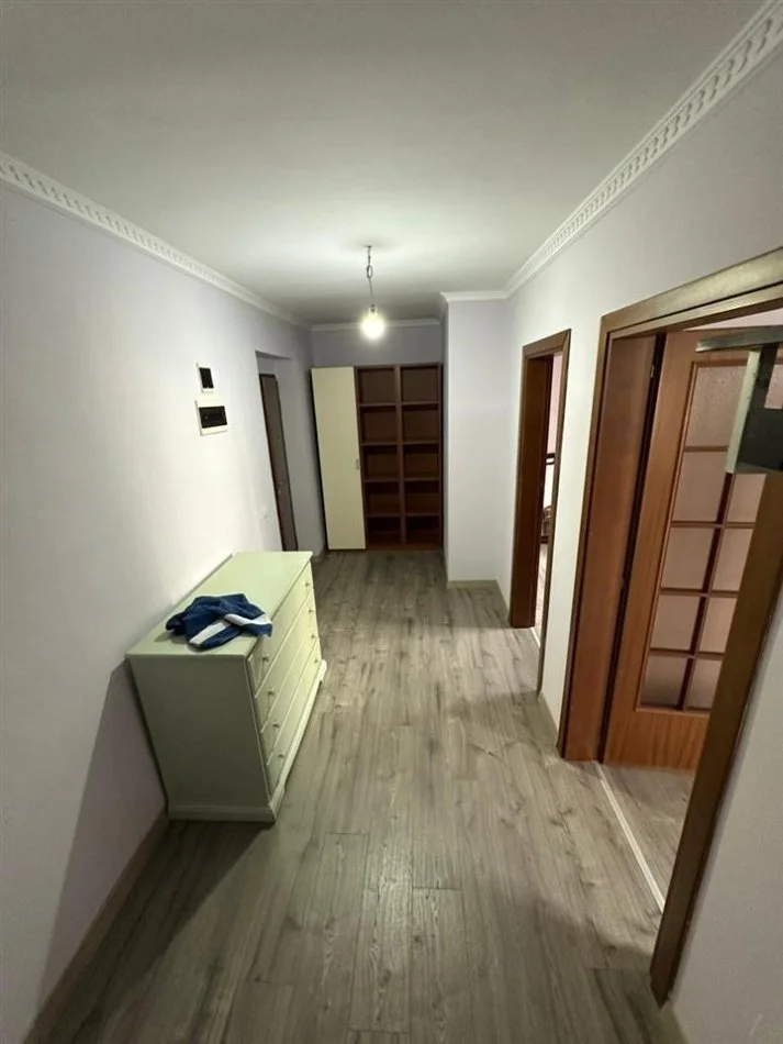 Tirane, jepet me qera apartament 2+1 Kati 1, 102 m² 700 € (Rruga e Kosovareve)