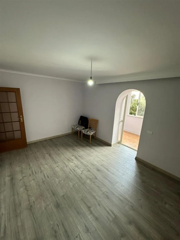 Tirane, jepet me qera apartament 2+1 Kati 1, 102 m² 700 € (Rruga e Kosovareve)