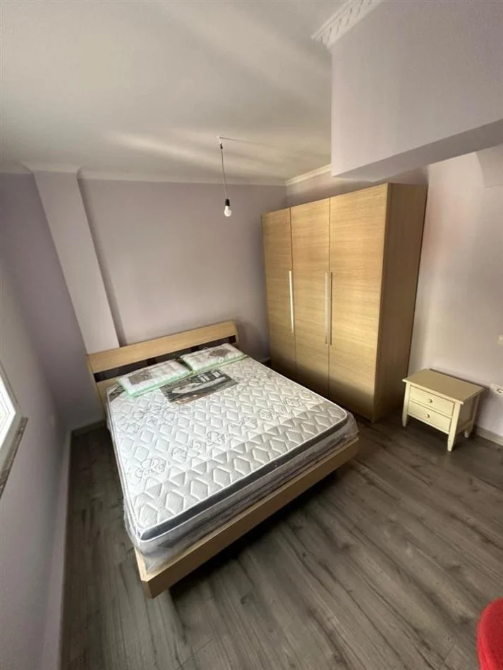 Tirane, jepet me qera apartament 2+1 Kati 1, 102 m² 700 € (Rruga e Kosovareve)