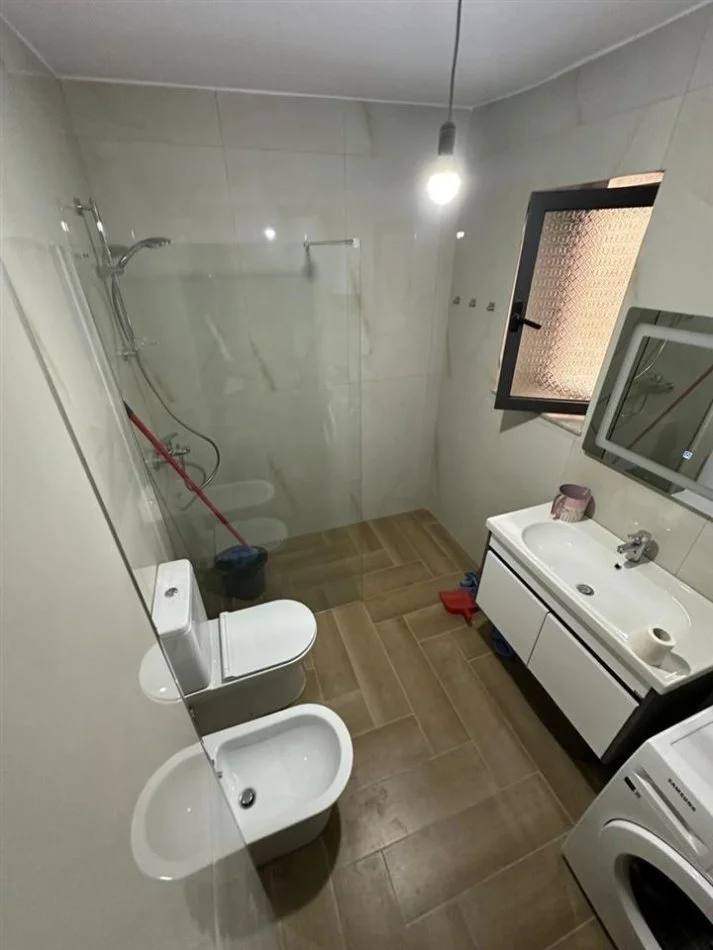 Tirane, jepet me qera apartament 2+1 Kati 1, 102 m² 700 € (Rruga e Kosovareve)