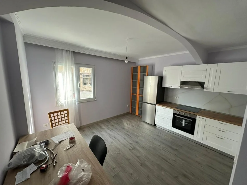 Tirane, jepet me qera apartament 2+1 Kati 1, 102 m² 700 € (Rruga e Kosovareve)