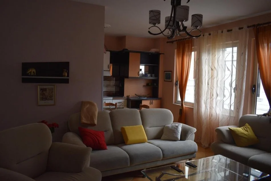 Tirane, jap me qera apartament 2+1+Ballkon Kati 2, 96 m² 600 € (Kodra e Diellit, afer Eleonores)