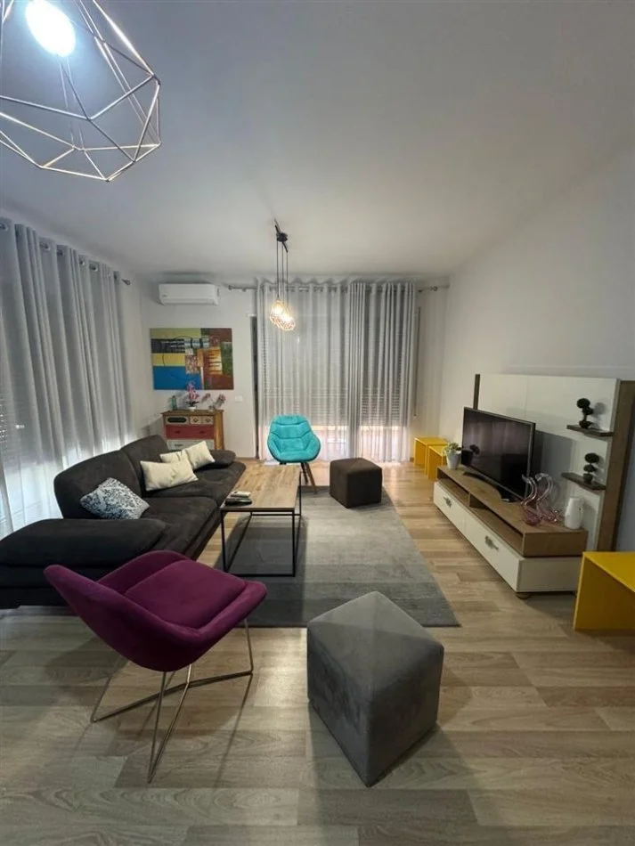 Tirane, jepet me qera apartament 2+1+Ballkon Kati 6, 111 m² 1.000 € (KOMPLEKSI DELIJORGJI)