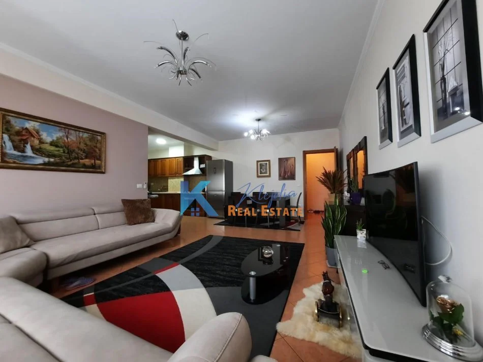 Tirane, jap me qera apartament 2+1+Ballkon Kati 7, 120 m² 600 € (Don Bosko, Kompleksi Vizion+)