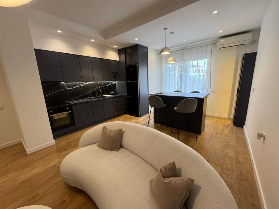 Tirane, jap me qera 2+1+Ballkon Kati 1, 80 m² 750 € (KODRA E DIELLIT)