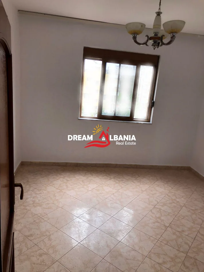Tirane, shes apartament 2+1 Kati 5, 86 m² 129.000 € (Prane Spitalit Ushtarak)