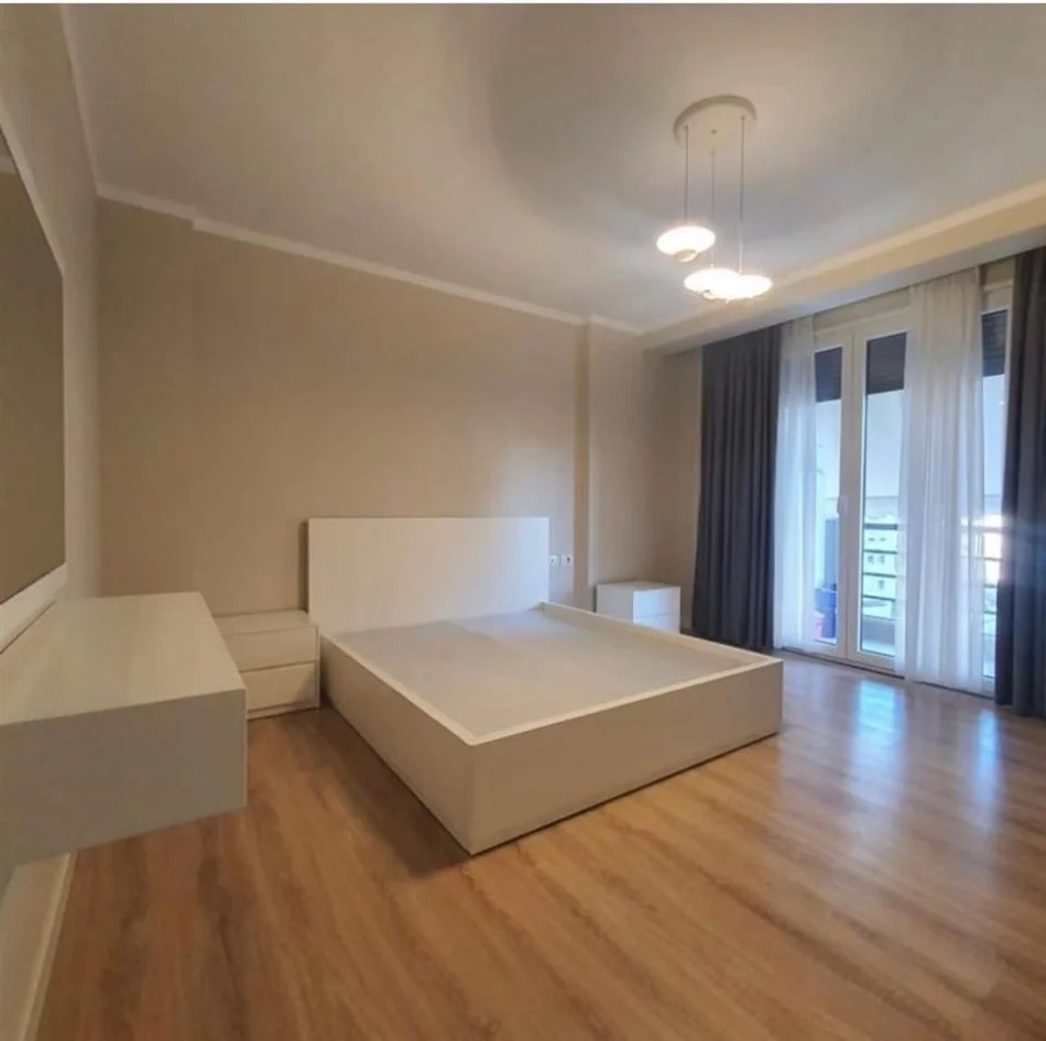Tirane, jepet me qera apartament 2+1 Kati 3, 122 m² 1.300 € (Liqeni Artificial)