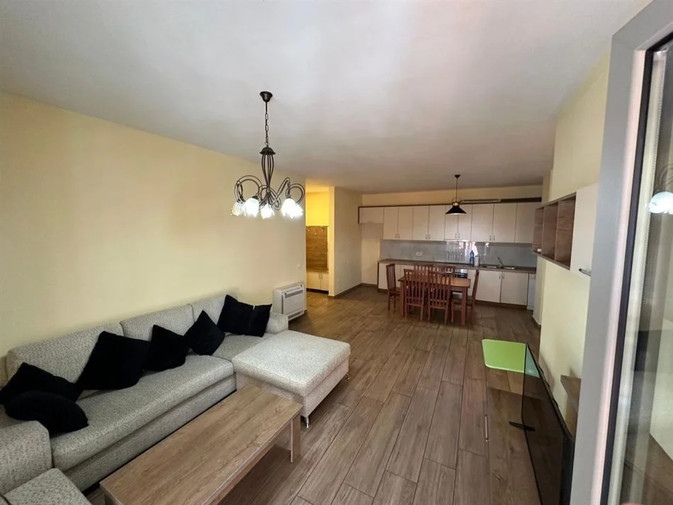 Tirane, jepet me qera apartament 2+1, , 121 m2 800 € (KOMPLEKSI DELIJORGJI)