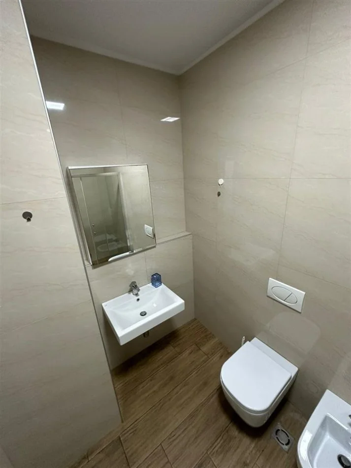 Tirane, jepet me qera apartament 2+1, , 121 m2 800 € (KOMPLEKSI DELIJORGJI)