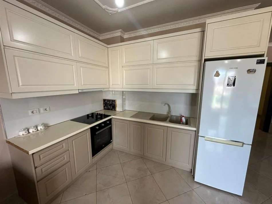 Tirane, jepet me qera apartament 2+1+Aneks+Ballkon Kati 4, 125 m² 600 € (Astir)