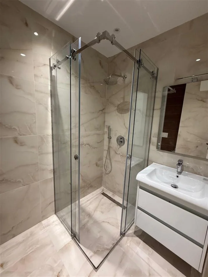 Tirane, jepet me qera apartament 2+1 Kati 5, 120 m² 1.250 € (PARKU OLIMPIK)