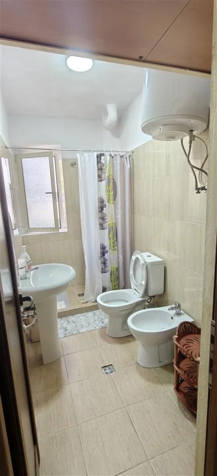 Tirane, jap me qera apartament 2+1+Ballkon Kati 2, 70 m² (Rruga e Durresit, prane hotel Colosseo)