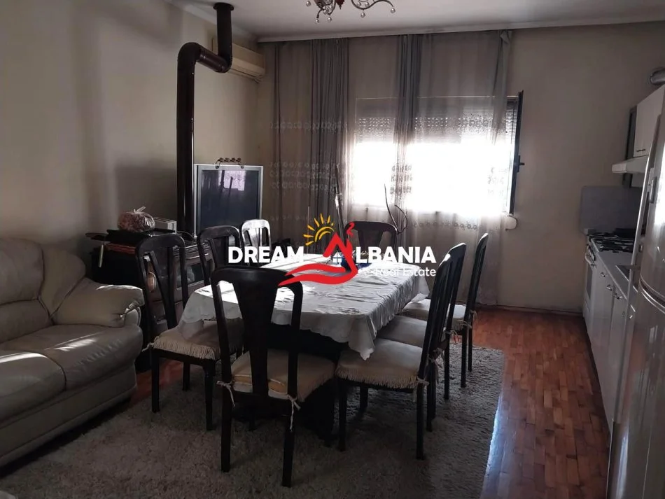 Tirane, jepet me qera apartament 2+1 , 144 m² 600 € (prane “Kompleksit ASL”,Porcelan)
