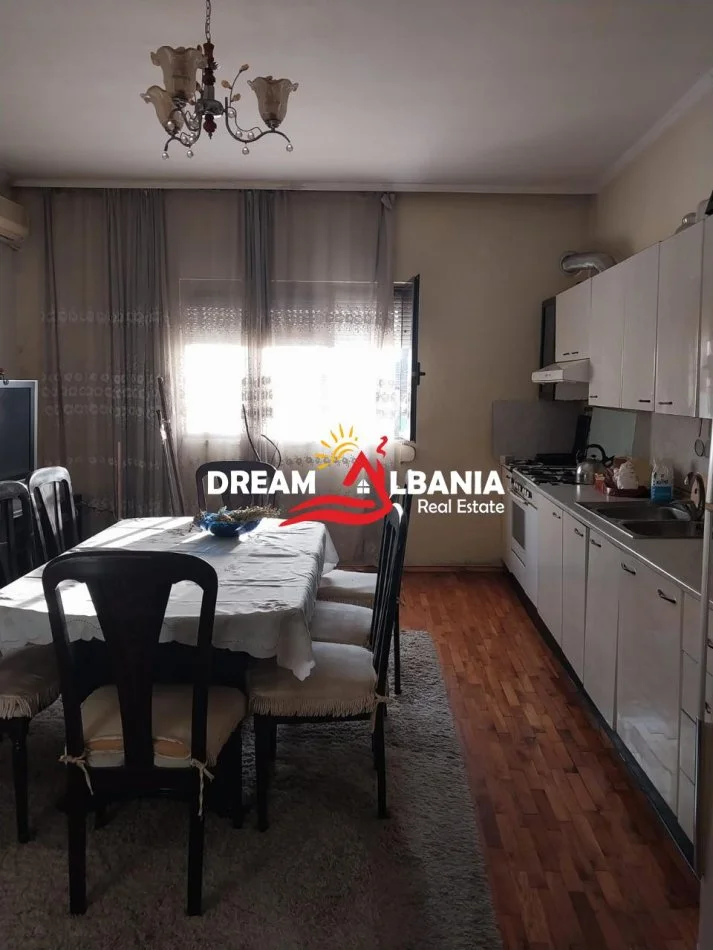 Tirane, jepet me qera apartament 2+1 , 144 m² 600 € (prane “Kompleksit ASL”,Porcelan)