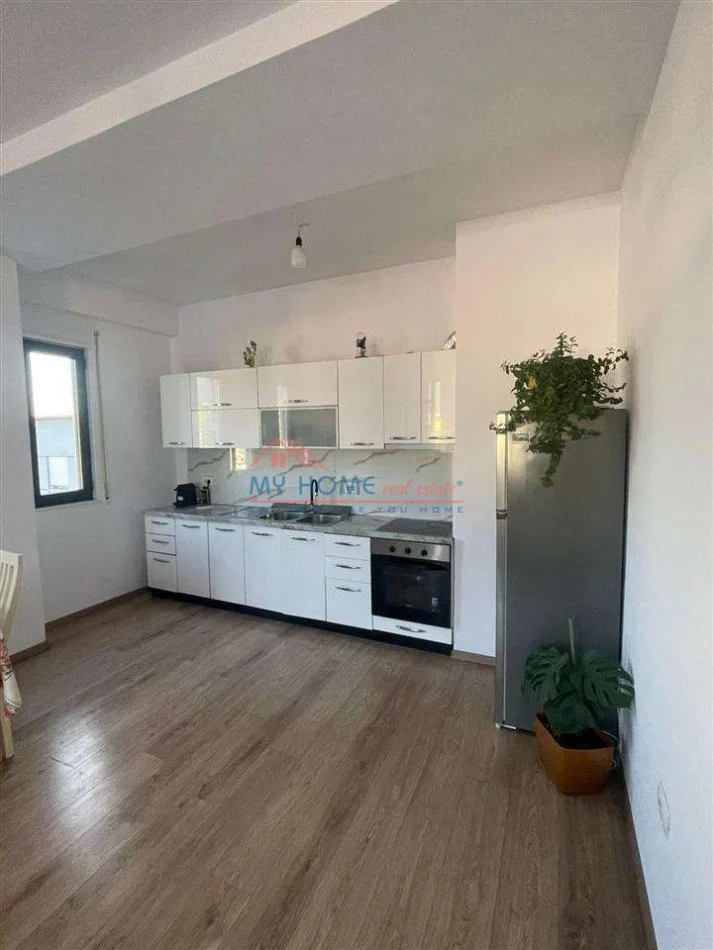 Tirane, jepet me qera apartament 2+1+Ballkon Kati 8, 100 m² 700 € (Rruga Xhanfize Keko)