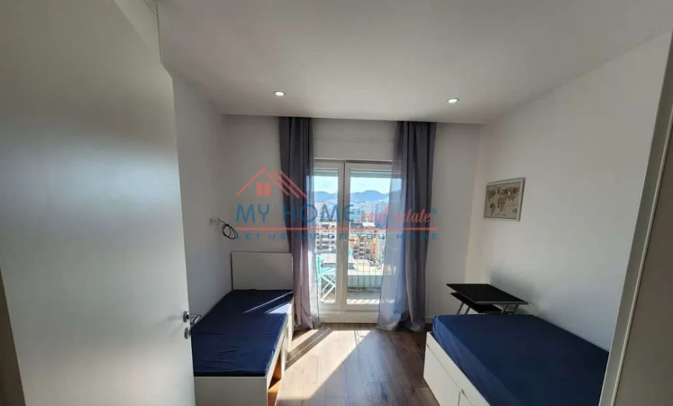 Tirane, jepet me qera apartament 2+1+Ballkon Kati 11, 80 m² 880 € (Kompleksi Kontakt)