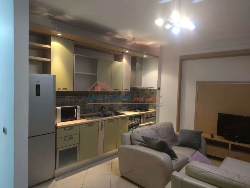 Tirane, jepet me qera apartament 2+1+Ballkon Kati 7, 120 m² 700 € (Ferit Xhajko)