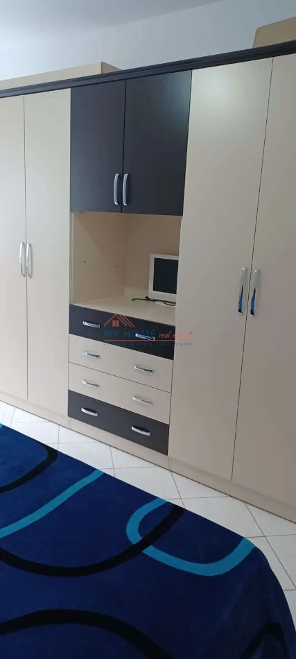Tirane, jepet me qera apartament 2+1+Ballkon Kati 5, 100 m² 400 € (Rruga Muhamed Deliu)