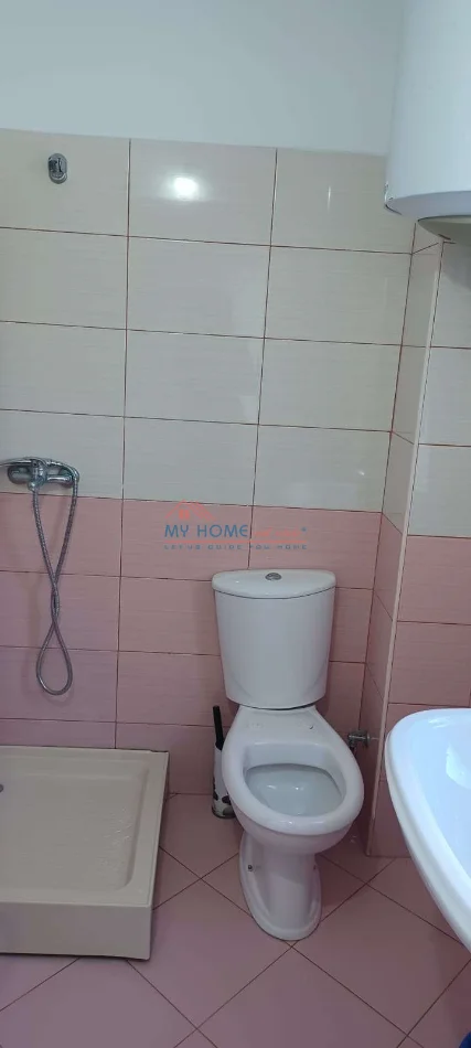 Tirane, jepet me qera apartament 2+1+Ballkon Kati 5, 100 m² 400 € (Rruga Muhamed Deliu)