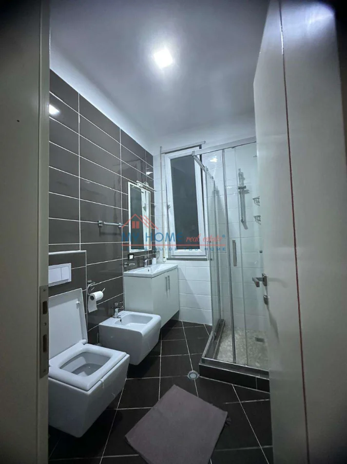 Tirane, jepet me qera apartament 2+1+Ballkon Kati 4, 130 m² 1.000 € (Kopeshti Botanik)