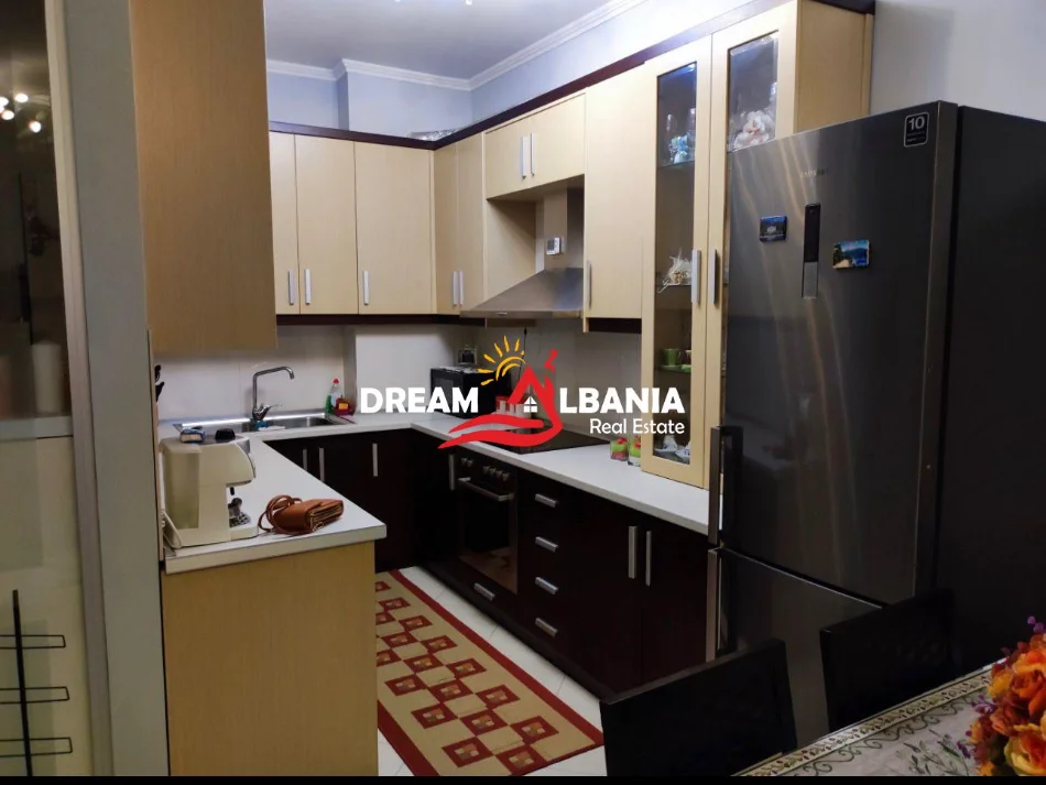 Tirane, jepet me qera apartament 2+1+Ballkon Kati 2, 105 m² 950 € (Kopshti zologjik)