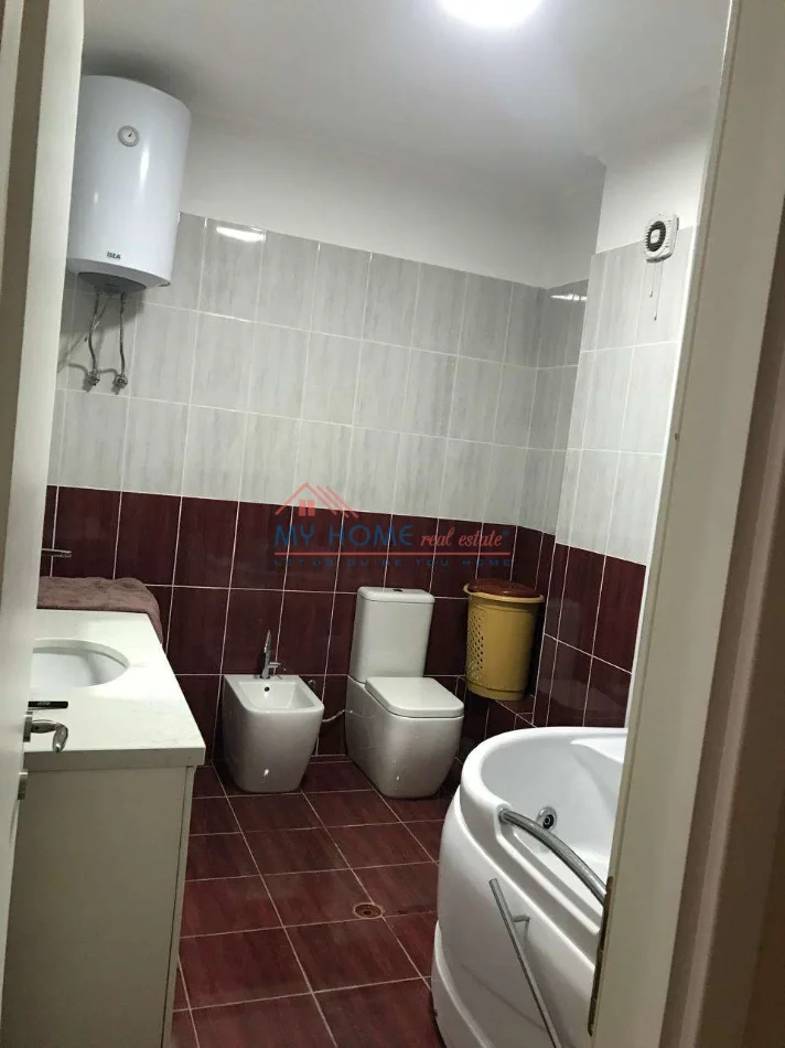 Tirane, jepet me qera apartament 2+1+Ballkon Kati 3, 136 m² 725 € (Liqeni i Thate)