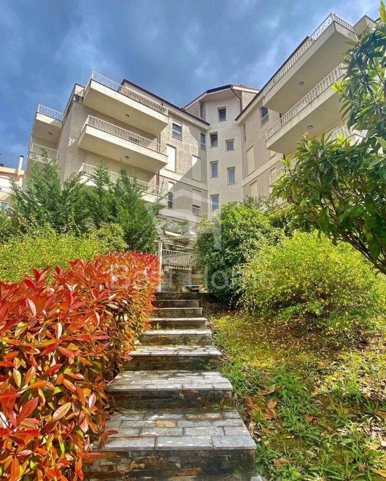 Tirane, jepet me qera apartament 2+1+Ballkon Kati 5, 140 m² 750 € (Liqeni, Rruga Peti)