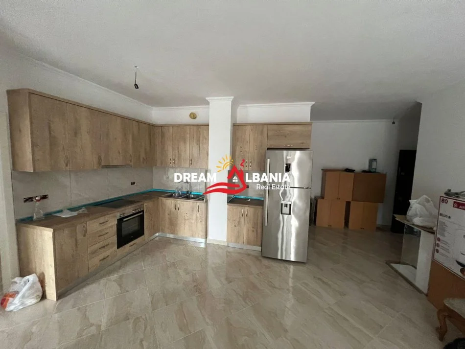 Tirane, jepet me qera apartament 2+1 , 115 m² 420 € (ne Fresk prane Restorant Qesarakes)