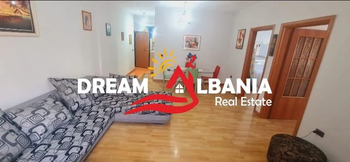 Tirane, jepet me qera apartament 2+1 , 154 m² 500 € (ne Laprake prane KMY)