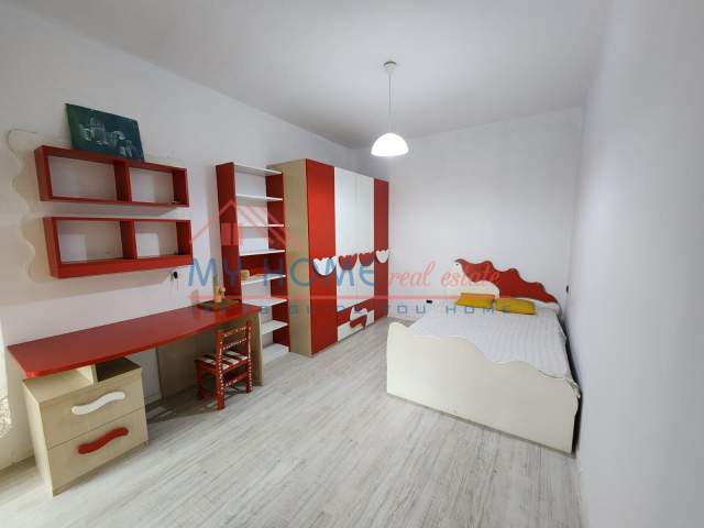 Tirane, jepet me qera apartament 2+1+BLK Kati 3, 94 m² 500 Euro (Pazari i Ri)