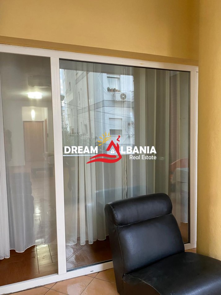 Tirane, jepet me qera apartament 2+1 Kati 2, 126 m² 700 € (liqeni artificial)