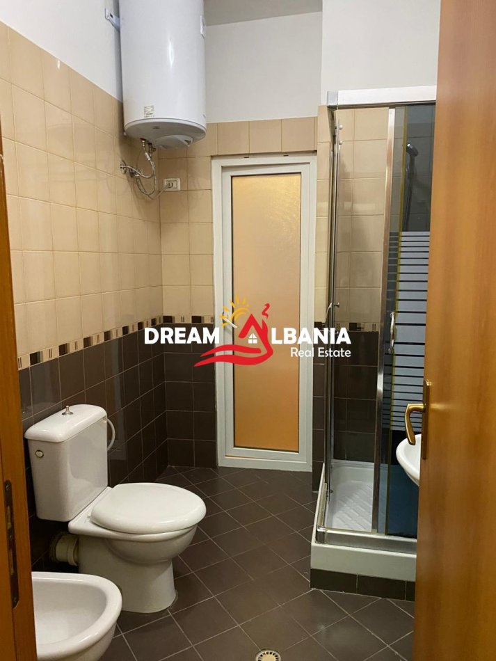 Tirane, jepet me qera apartament 2+1 Kati 2, 126 m² 700 € (liqeni artificial)