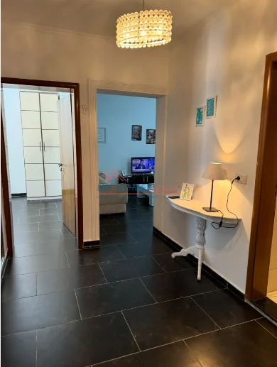 Tirane, jepet me qera apartament 2+1+Ballkon Kati 5, 110 m² 600 € (Rruga Bardhyl)