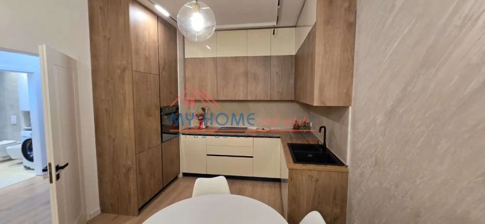 Tirane, jepet me qera apartament 2+1+Ballkon Kati 3, 100 m² 1.500 € (Rruga e Barrikadave)