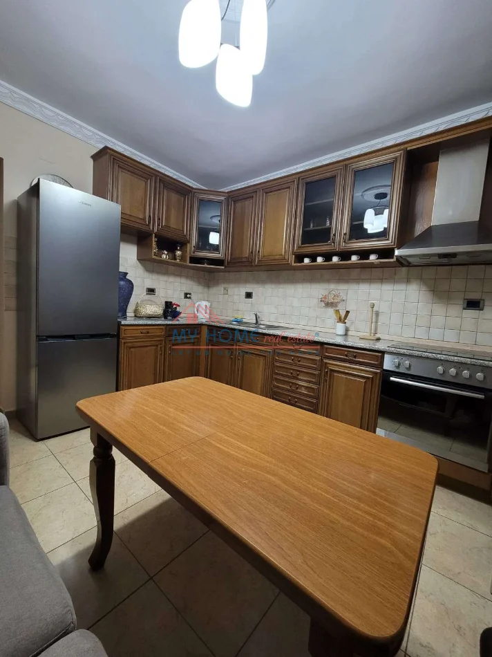 Tirane, jepet me qera apartament 2+1+Ballkon Kati 1, 86 m² 650 € (Rruga Fortuzi)