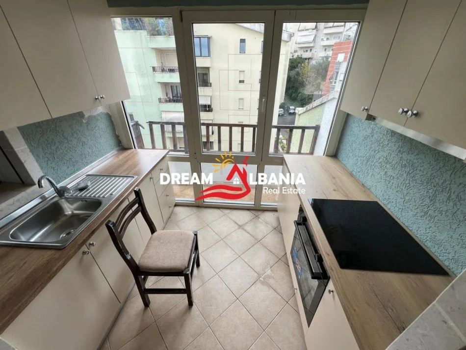 Tirane, jepet me qera apartament 2+1+Ballkon Kati 5, 200 m² 700 € (tek Kopeshti Botanik, prane Xhamise)