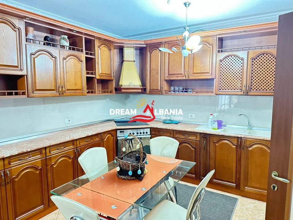 Tirane, jepet me qera apartament 2+1 , 115 m² 700 € (Zogu i Zi prane Karburant Gazhelit)