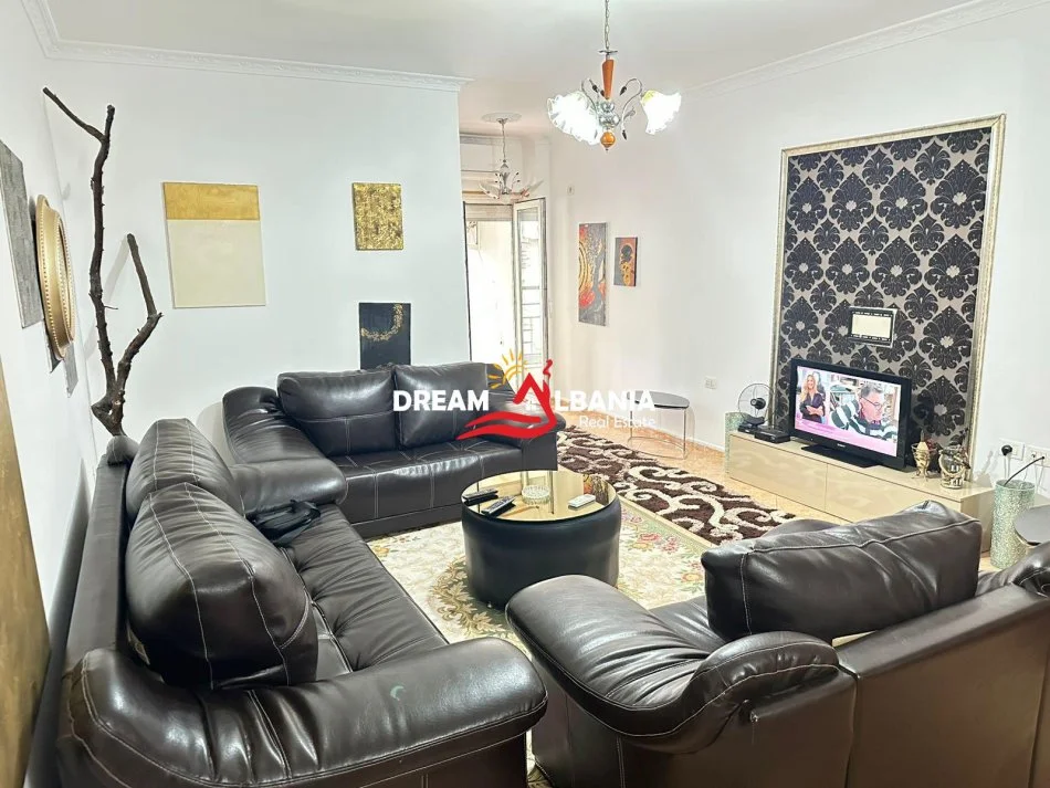 Tirane, jepet me qera apartament 2+1 , 115 m² 700 € (Zogu i Zi prane Karburant Gazhelit)