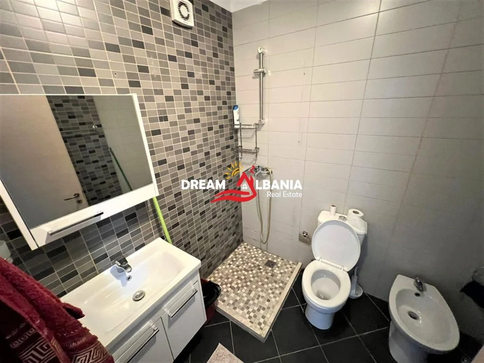 Tirane, jepet me qera apartament 2+1 , 95 m² 600 € (tek 21 Dhjetori ne Kompleksin “Kontakt”)