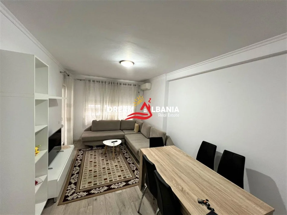 Tirane, jepet me qera apartament 2+1 , 95 m² 600 € (tek 21 Dhjetori ne Kompleksin “Kontakt”)