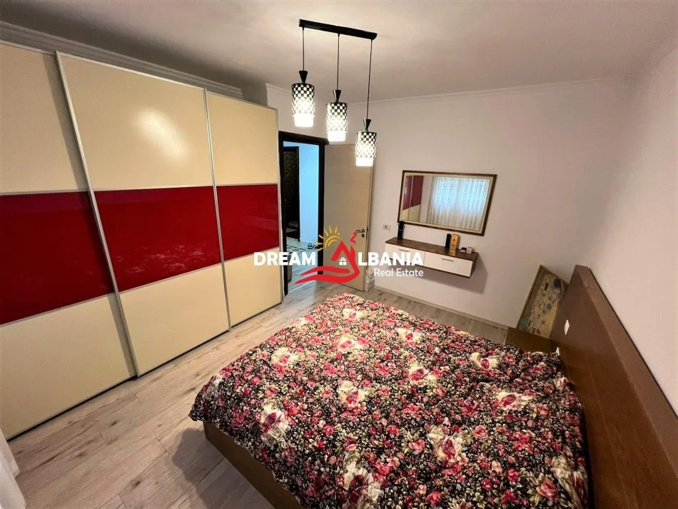Tirane, jepet me qera apartament 2+1 , 95 m² 600 € (tek 21 Dhjetori ne Kompleksin “Kontakt”)