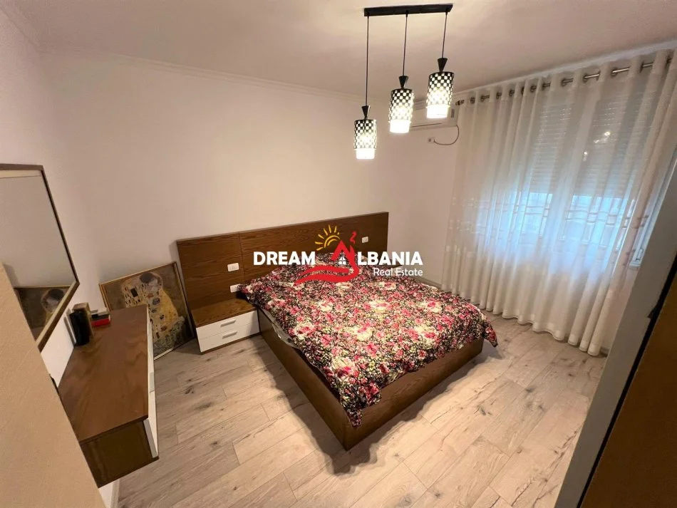 Tirane, jepet me qera apartament 2+1 , 95 m² 600 € (tek 21 Dhjetori ne Kompleksin “Kontakt”)