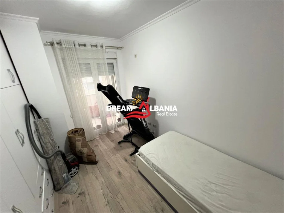 Tirane, jepet me qera apartament 2+1 , 95 m² 600 € (tek 21 Dhjetori ne Kompleksin “Kontakt”)