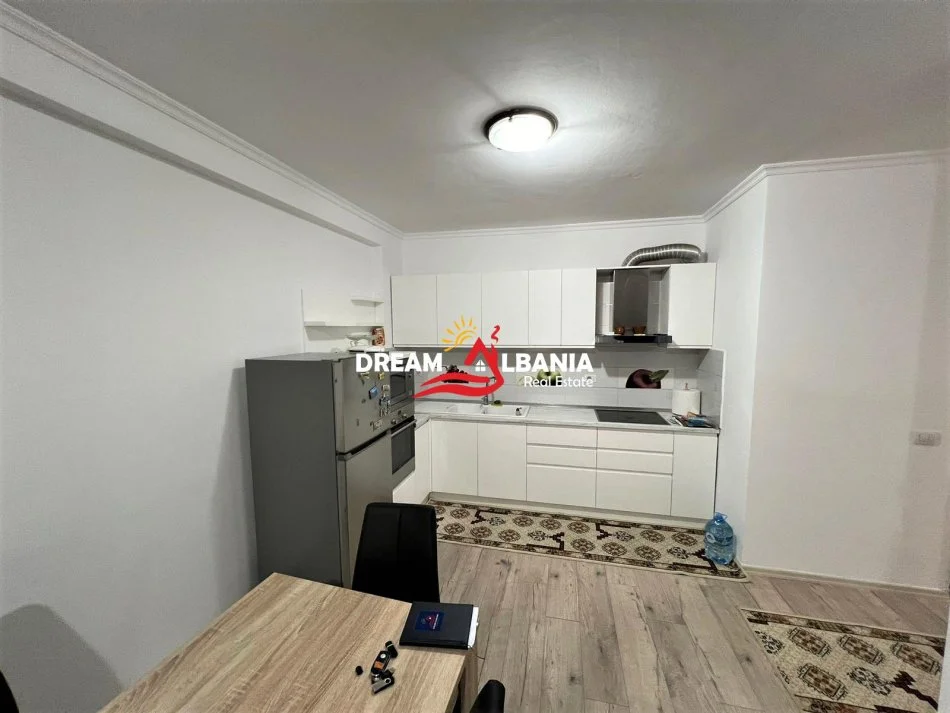 Tirane, jepet me qera apartament 2+1 , 95 m² 600 € (tek 21 Dhjetori ne Kompleksin “Kontakt”)