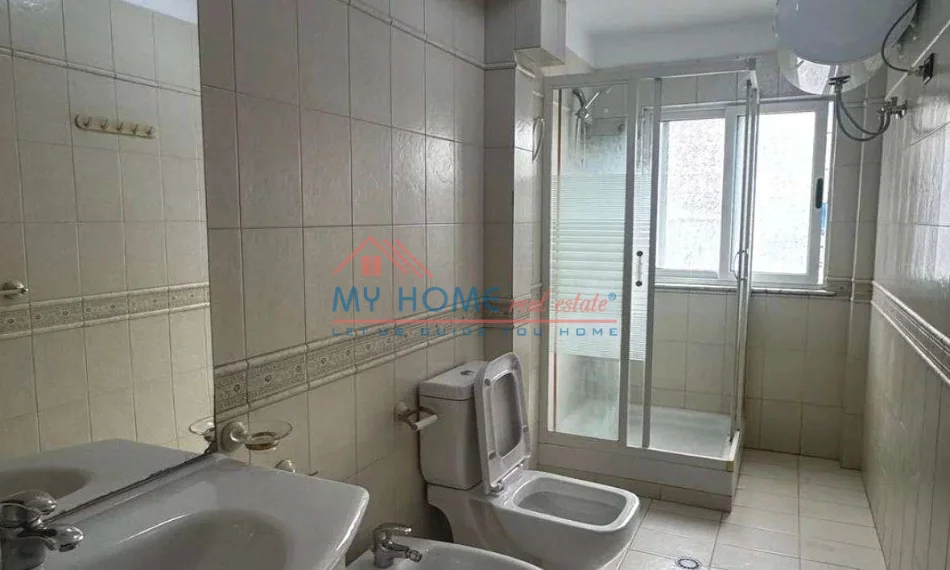 Tirane, shitet apartament 2+1+Ballkon Kati 3, 85 m² 165.000 € (Rruga Xhanfize Keko)