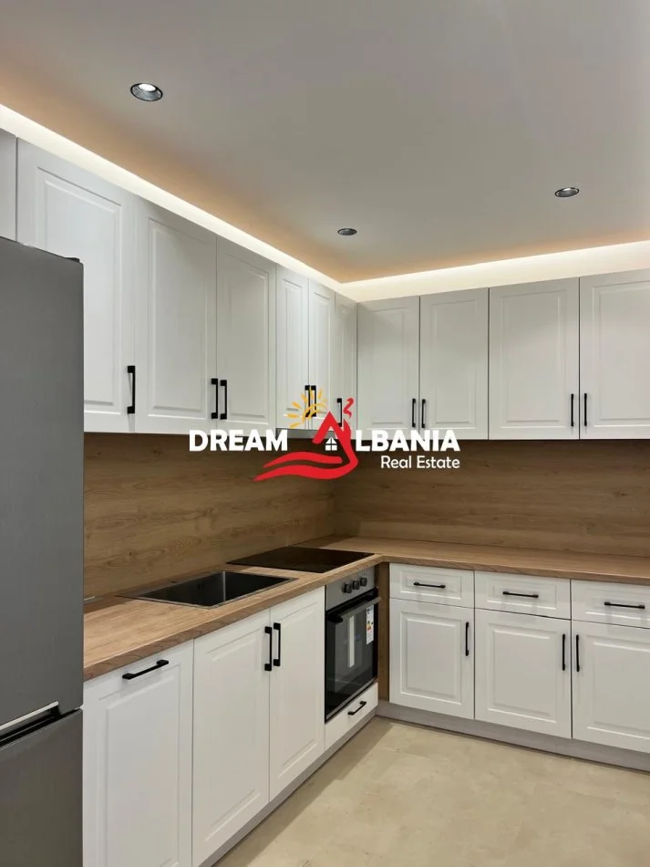 Tirane, jepet me qera apartament 2+1 , 113 m² 850 € (Komuna e Parisit, pranë Vodafone)