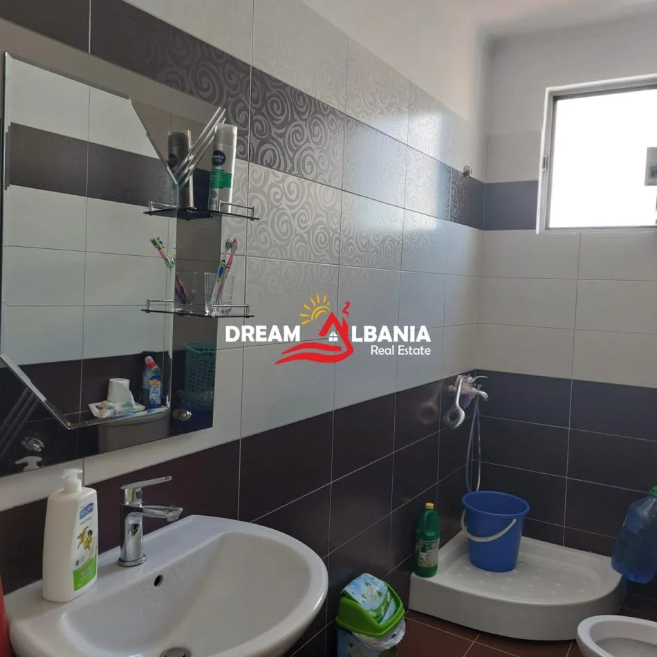 Tirane, jepet me qera apartament 2+1 , 100 m² 550 € (ne Astir, prane Hotel Marinaj)