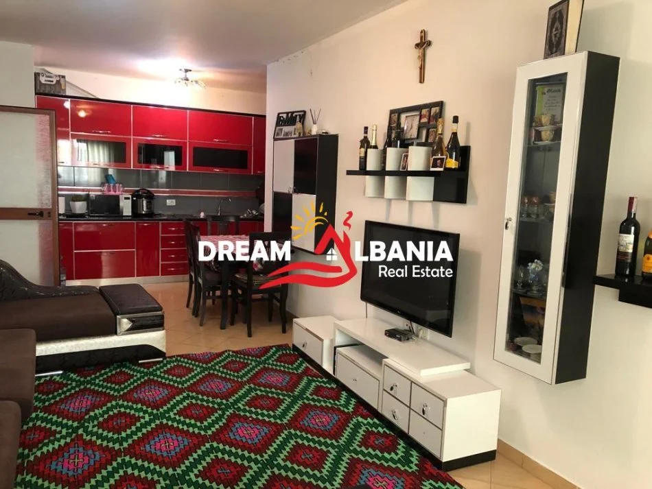 Tirane, jepet me qera apartament 2+1 , 100 m² 550 € (Rruga 5 Maji)